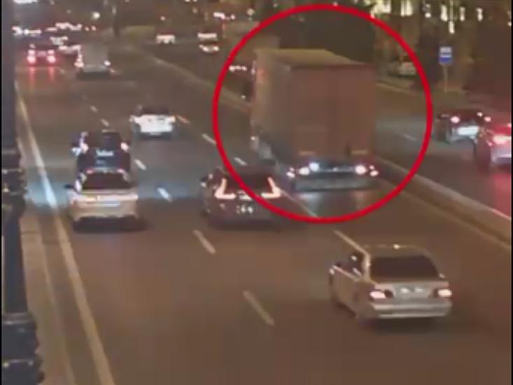 Bağırov tunelində geriyə hərəkət edən TIR-ın səbəb olduğu qəza -