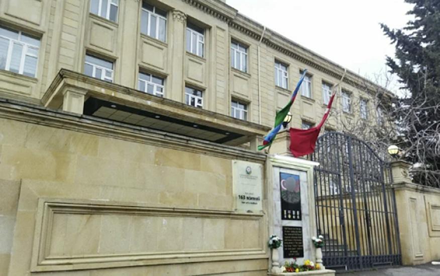 Bakıda 10-cu sinif şagirdi məktəbin 