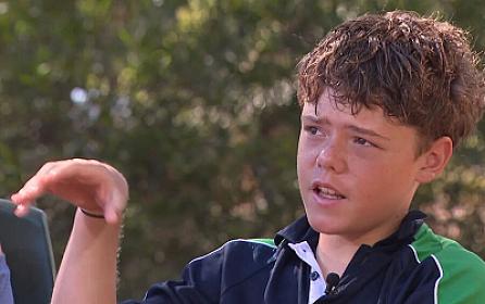 4 saat dənizdə üzüb ailəsini xilas etdi - 