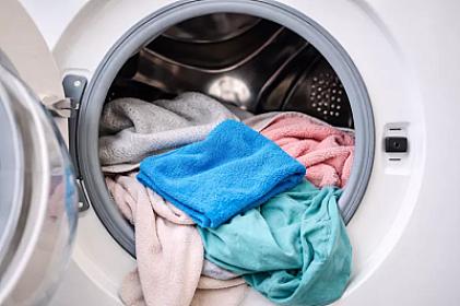 Paltarların üzərindəki tüklərdən qurtulmaq üçün paltaryuyan maşına 