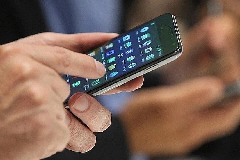 Yemək yeyərkən smartfondan