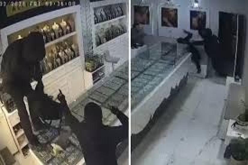 Mağazaya basqın edib işçini döydülər, qızılları oğurladılar - 