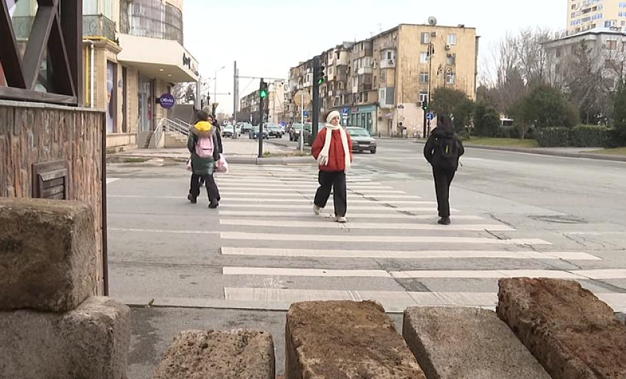 In Baku, a restaurant occupied a pedestrian crossing.