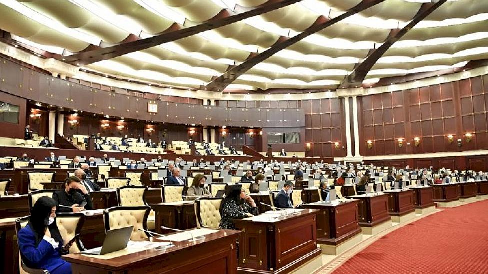 Bu millət vəkilləri 5 dil bilir - 