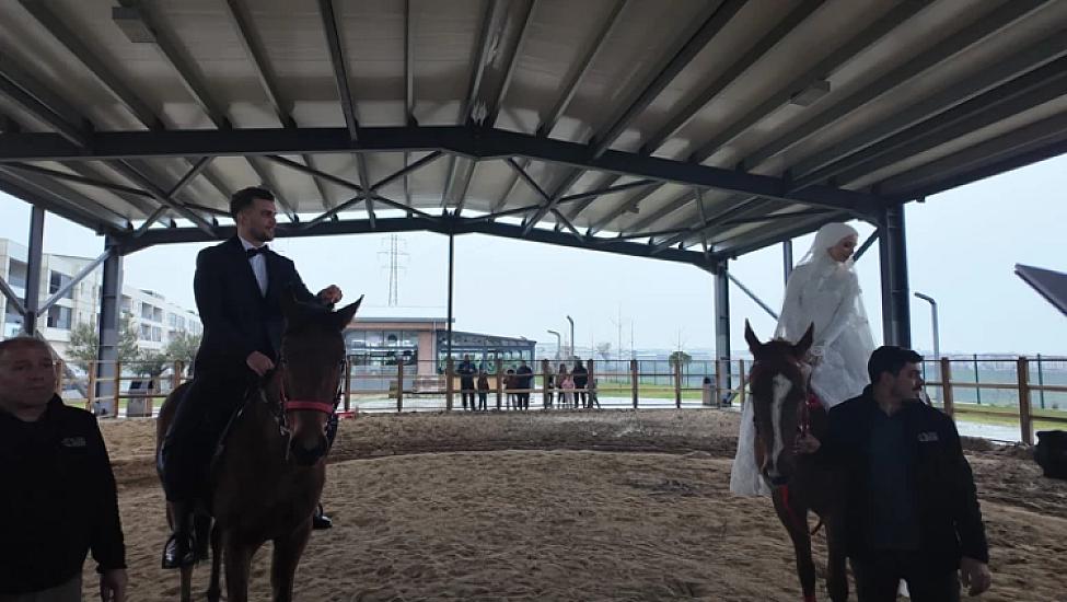 Не классическая свадьба, а брак на коне -