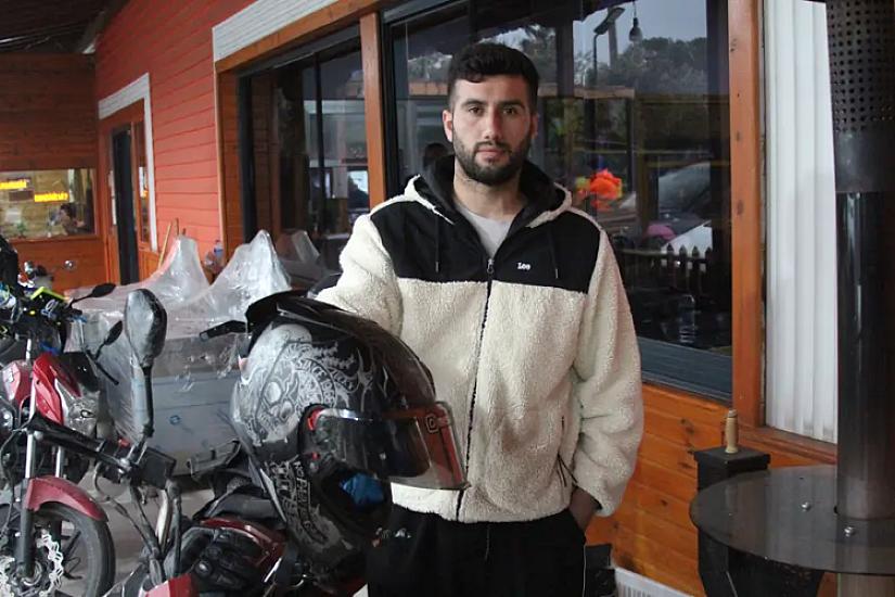 Курьер, оказавшийся под грузовиком, остался жив благодаря шлему -