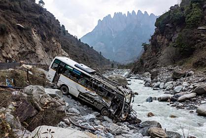 Nepalda avtobus dağ yolundan aşdı – 