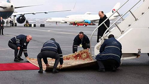 Ermənistanda Vensin pişvazına Azərbaycan xalçası ilə çıxıblar