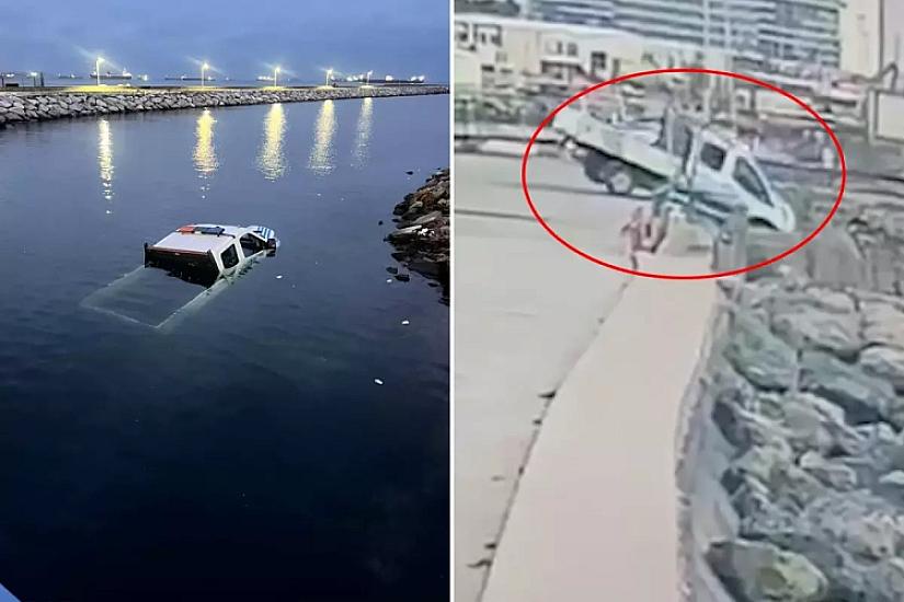 İdarəetmədən çıxan polis maşını dənizə düşdü - 