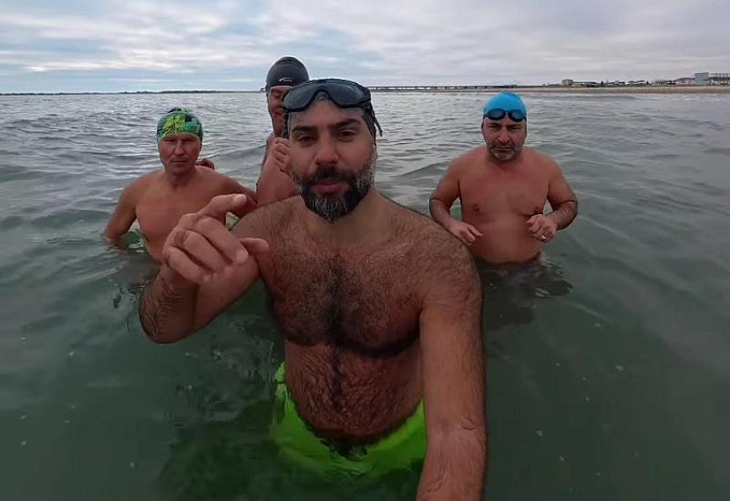 “Müxtəlif xəstəlik adları çəkirlər, deyirlər ki, xəstələnib öləcəksən, nə var soyuq suda?” -