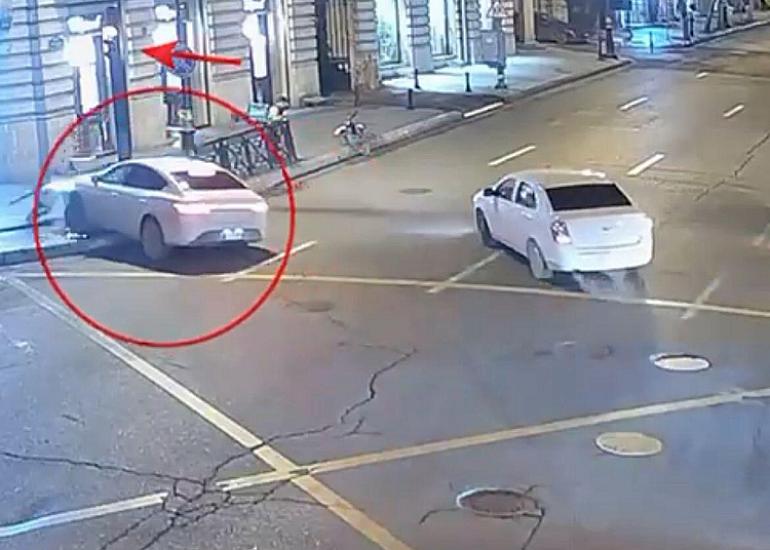 Bakıda avtomobil svetofora çırpıldı - 