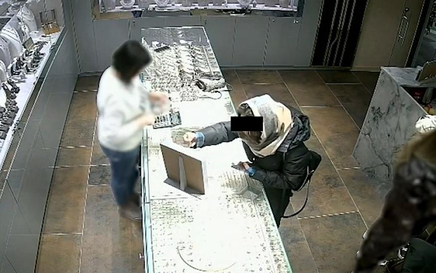 Bakıda qadın 2 min manatlıq qızılı belə 