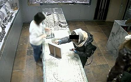 Bakıda qadın 2 min manatlıq qızılı belə 