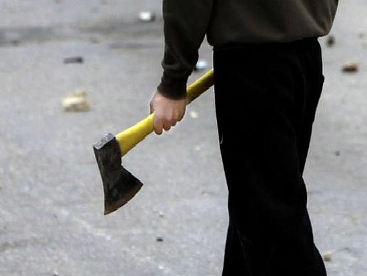 Azərbaycanda 38 yaşlı kişi uşaqlara balta ilə 