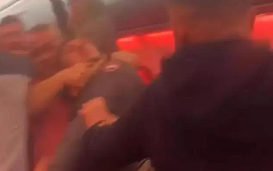 Havaya qalxan təyyarədə sərnişinlər arasında dava - 