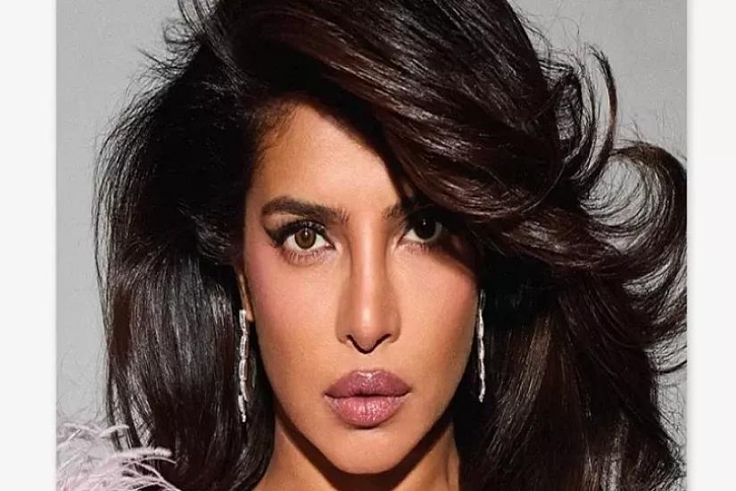 43 yaşlı ULDUZ çəhrayı geyimi ilə pozalar verdi