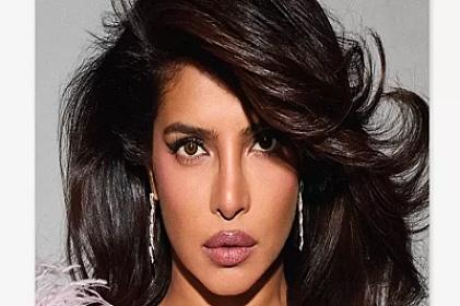 43 yaşlı ULDUZ çəhrayı geyimi ilə pozalar verdi