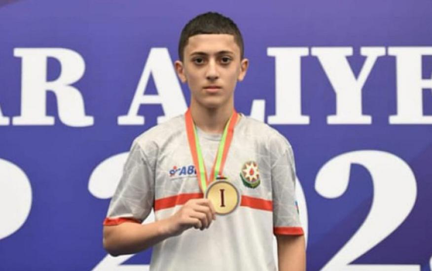 16 yaşlı boksçu yıxılaraq 