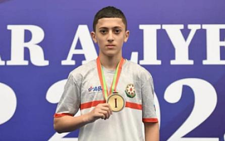 16 yaşlı boksçu yıxılaraq 