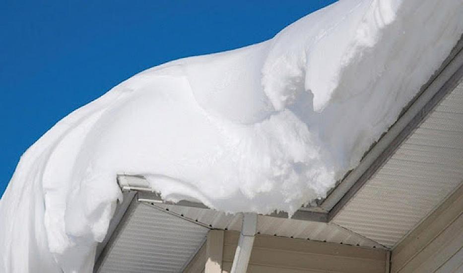 Qadının üzərinə nəhəng qar topası düşdü - 
