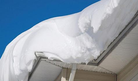 Qadının üzərinə nəhəng qar topası düşdü - 