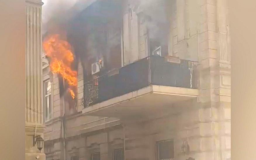 Bakının mərkəzində bina yanır - 