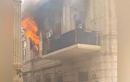 Bakının mərkəzində bina yanır - 