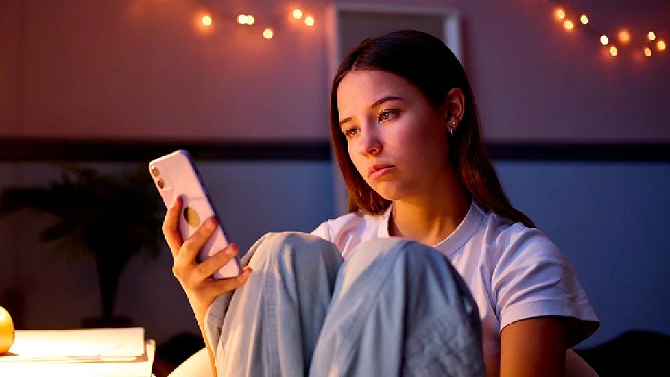 What should be the social network limit for children and adults? -