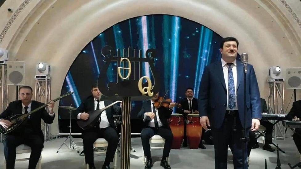 Azərbaycanlı müğənninin toyda səsi 