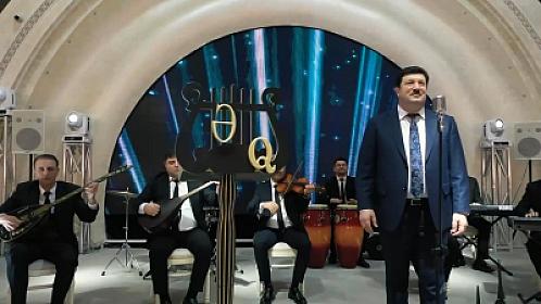 Azərbaycanlı müğənninin toyda səsi 