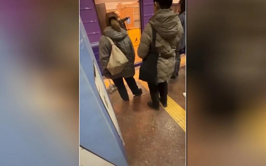 Bakı metrosunda sərnişinlə dolu qatar