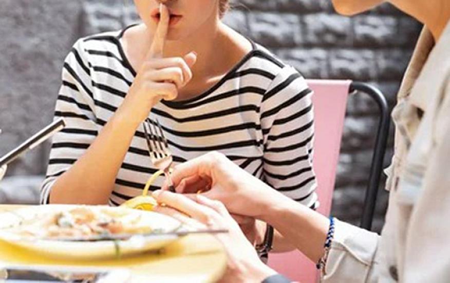 Restoranda rəfiqəsinin 5 minlik qızılını oğurladı - 