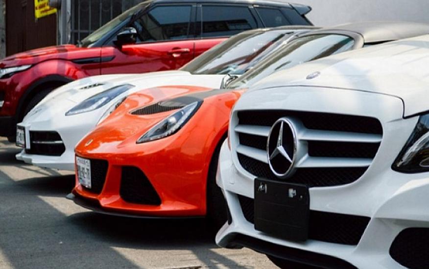 Gömrük terminalında maşının altından 