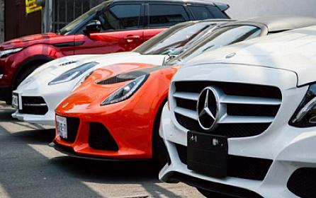 Gömrük terminalında maşının altından 