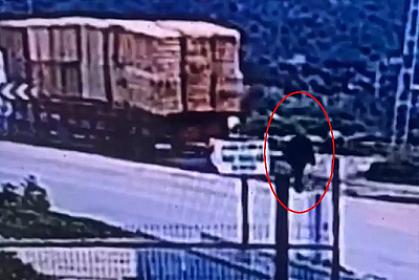 Kişinin üzərinə yük maşınından bağlama düşdü,