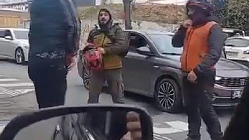 Yol üstündə mübahisə etdilər, silah çəkdi - 