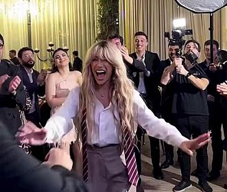 Röya's dance with the honored artist BECAME A TOPIC -