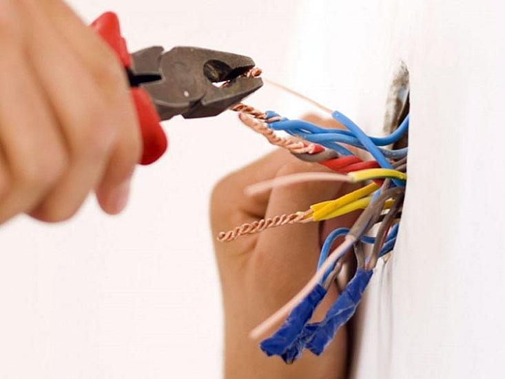 Elektrik naqilləri ilə oynayan yeniyetməni 