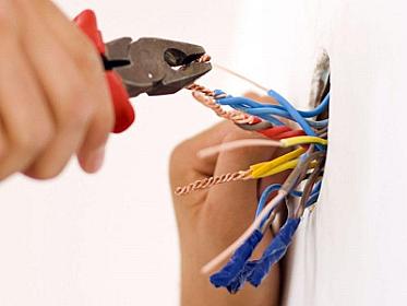 Elektrik naqilləri ilə oynayan yeniyetməni 