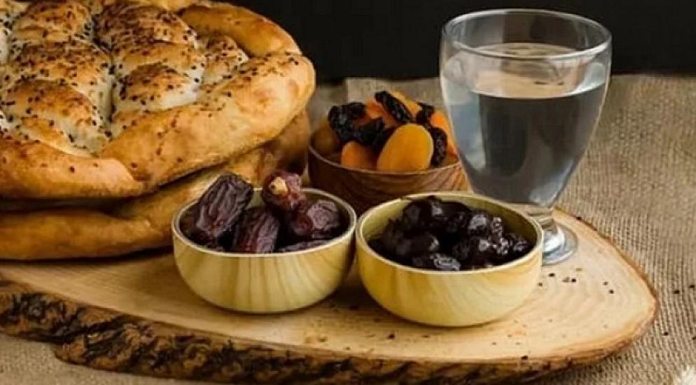 Orucu xurma, yoxsa su ilə açmaq