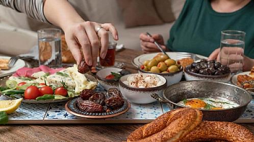 What should we eat at suhoor to stay full all day?