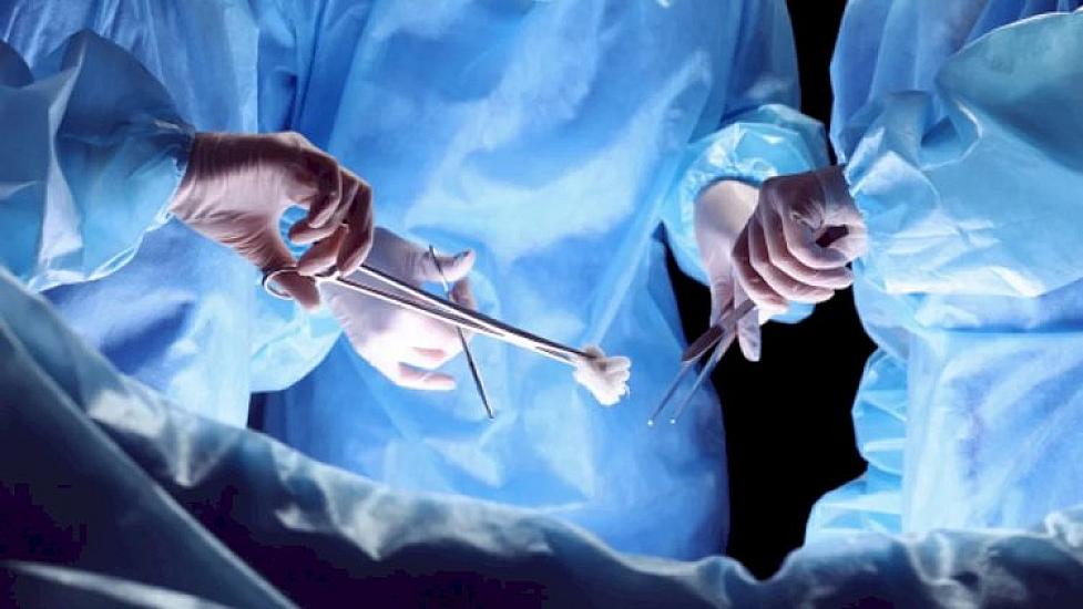 Qulağının yarısı kəsilib, üzü iflic olub: Eyni həkimdən 3 pasiyent şikayət etdi -  VİDEO