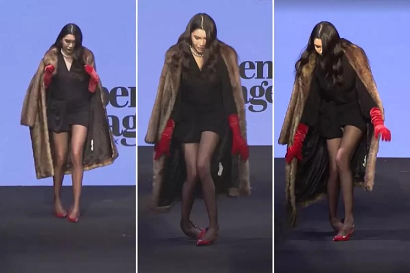Məşhur modelin podiumda çətin anları - Addım ata bilmədi 