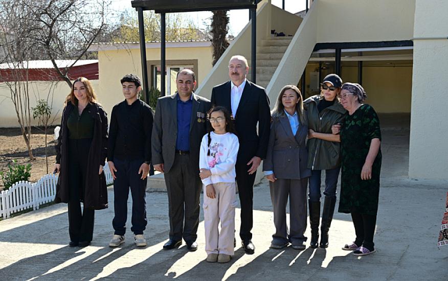 Prezident ailəsi ilə onlara qonaq getdi - 