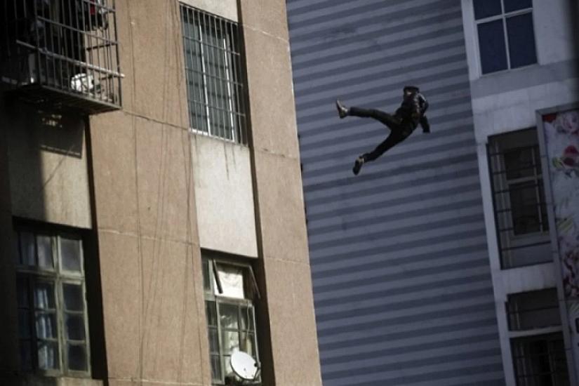 Xırdalanda 13-cü mərtəbədən yıxılan oğlan