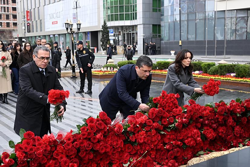 Medianın İnkişafı Agentliyinin kollektivi “Ana harayı” abidəsini 