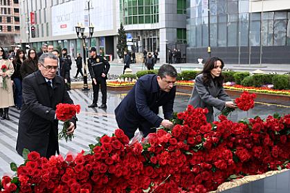 Medianın İnkişafı Agentliyinin kollektivi “Ana harayı” abidəsini 