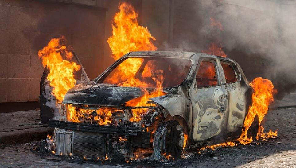 Sürücünü yanan avtomobildən çıxardı - 