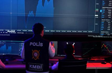 Tələbələrin fotolarını yayan şəxs 