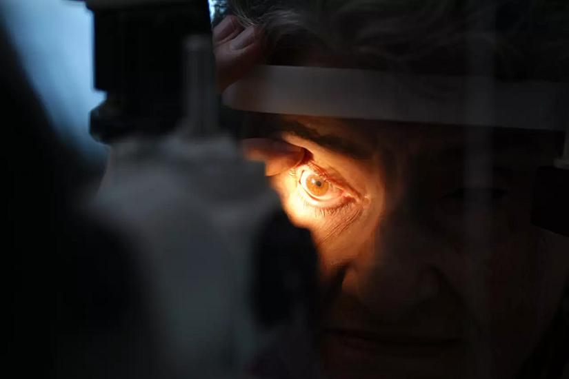 75 yaşlı qadın 6 il sonra yenidən görməyə başladı - 